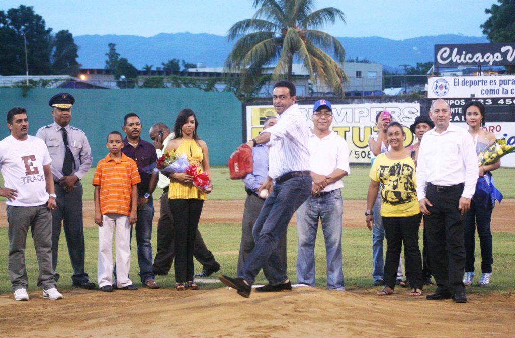 El Diputado del Partido de la Liberación Dominicana (PLD), Carlos García realiza el lanzamiento de honor en la jornada inaugural, entre los Granjeros de Moca y los Mineros de Bonao.